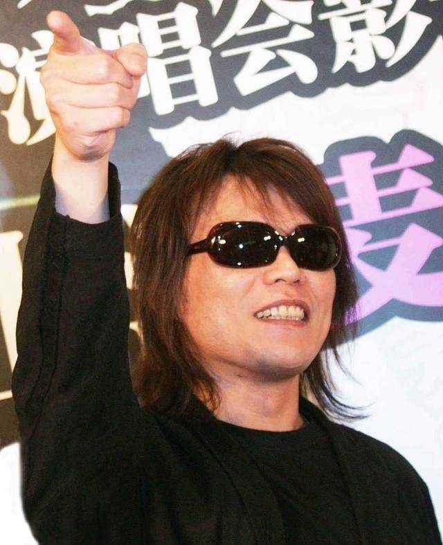 伍佰演唱会麦克风都不拿了 指挥万人大合唱震撼全场