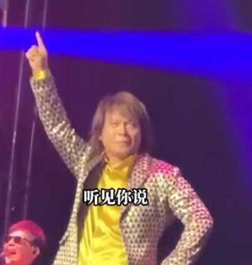 伍佰演唱会麦克风都不拿了 指挥万人大合唱震撼全场