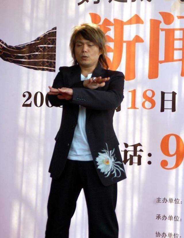 伍佰演唱会麦克风都不拿了 指挥万人大合唱震撼全场