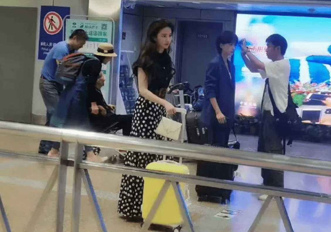 刘亦菲彭冠英吻戏上热搜!彭冠英被亲到耳朵爆红 氛围感让人看傻
