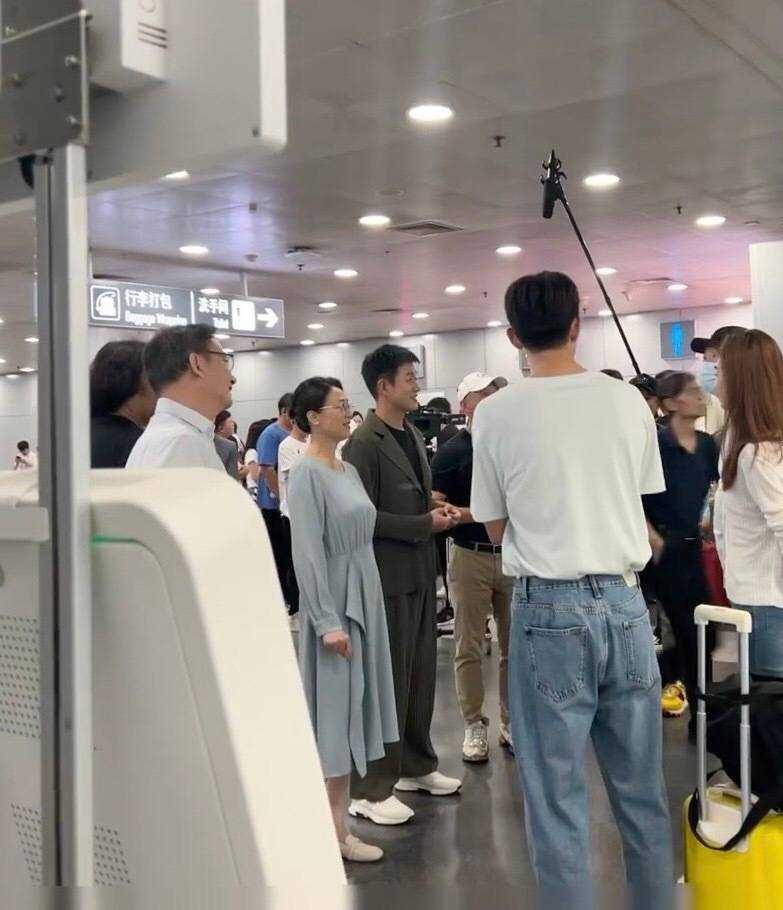 刘亦菲彭冠英吻戏上热搜!彭冠英被亲到耳朵爆红 氛围感让人看傻