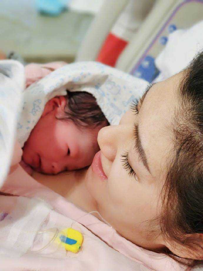 Selina高调官宣生子喜讯!小腰果来了 谢谢你让妈妈如愿地“微优雅生产”