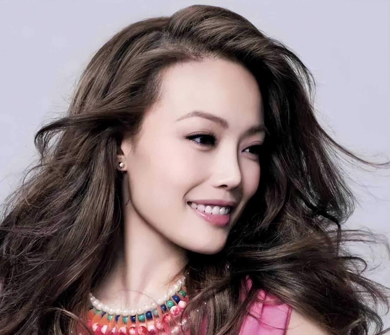 容祖儿香港雨中开车 蔡卓妍害怕大喊“有没有橡皮艇”