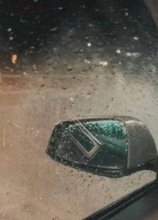容祖儿香港雨中开车 蔡卓妍害怕大喊“有没有橡皮艇”