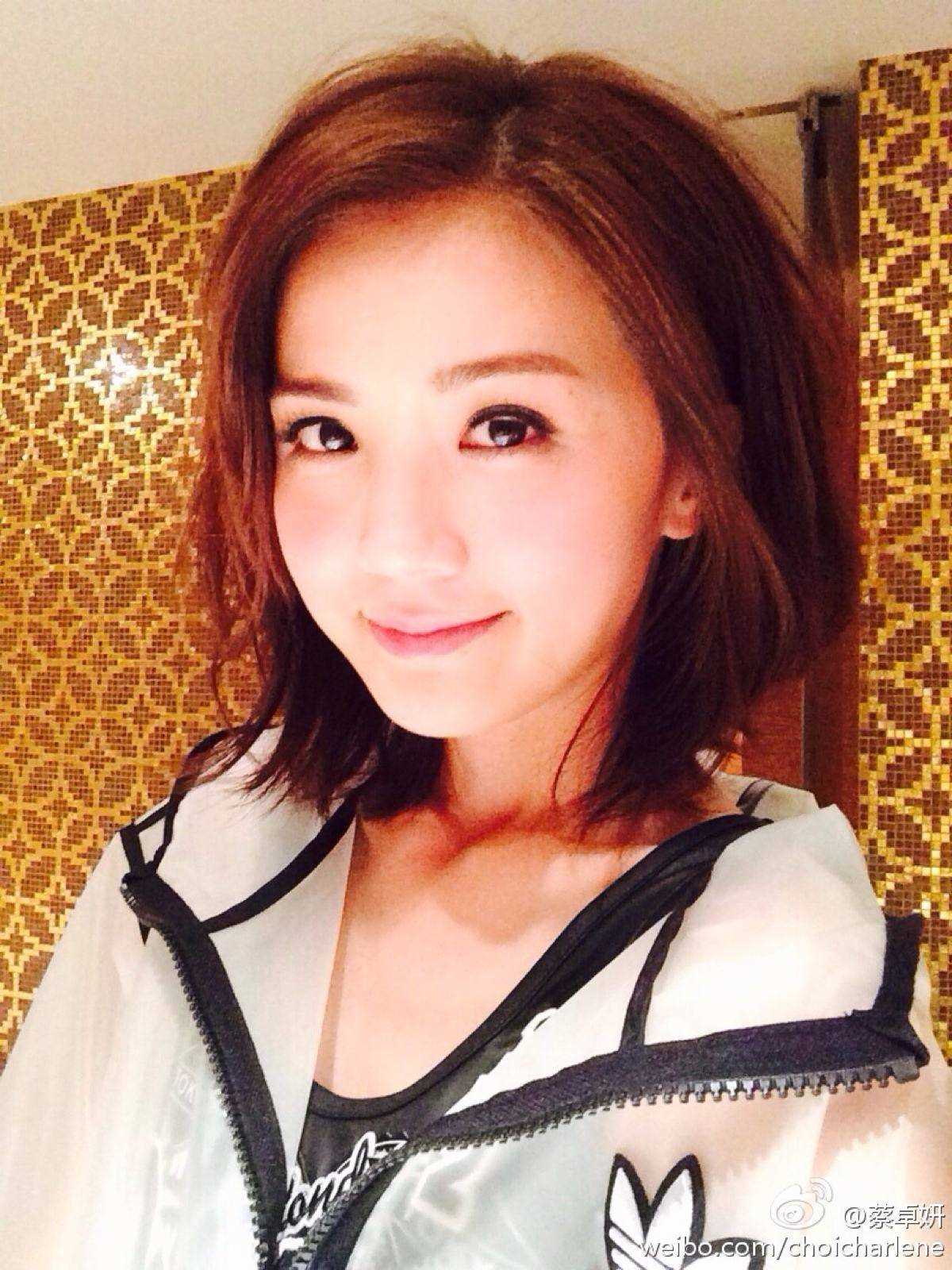 容祖儿香港雨中开车 蔡卓妍害怕大喊“有没有橡皮艇”