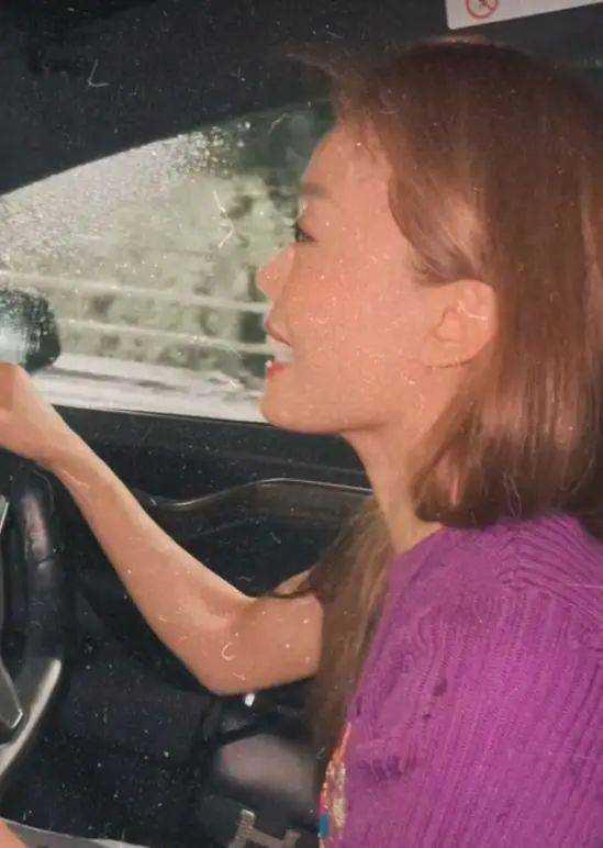容祖儿香港雨中开车 蔡卓妍害怕大喊“有没有橡皮艇”