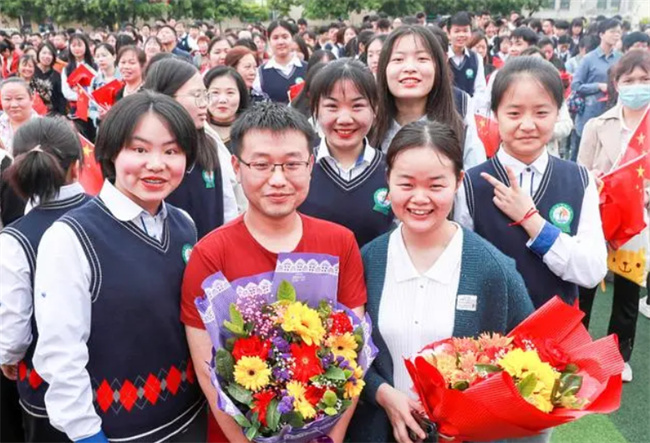 高中班主任退群感言火了 老师跟老师真的不同 三生有幸