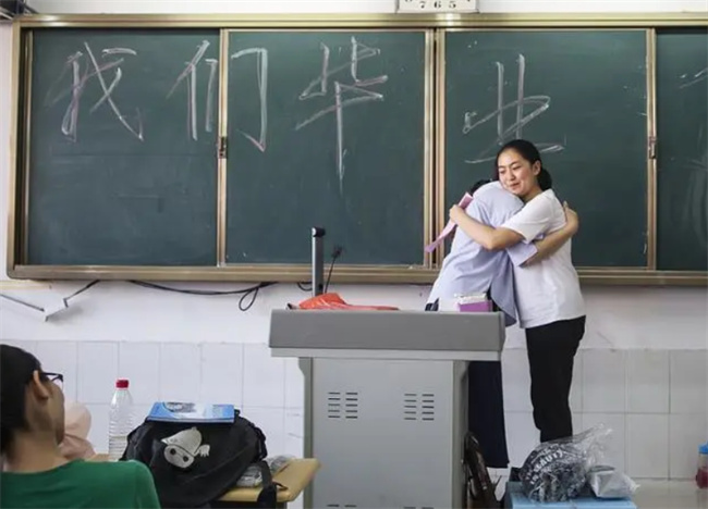 高中班主任退群感言火了 老师跟老师真的不同 三生有幸