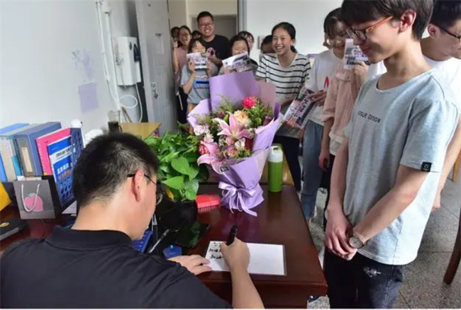 高中班主任退群感言火了 老师跟老师真的不同 三生有幸