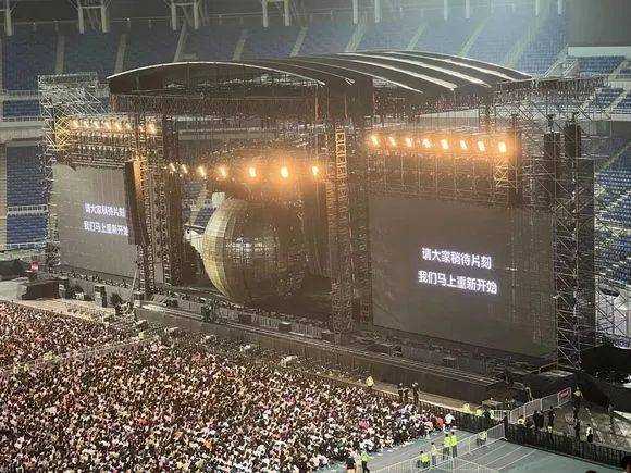 周杰伦演唱会发生意外？经纪公司凌晨回应→