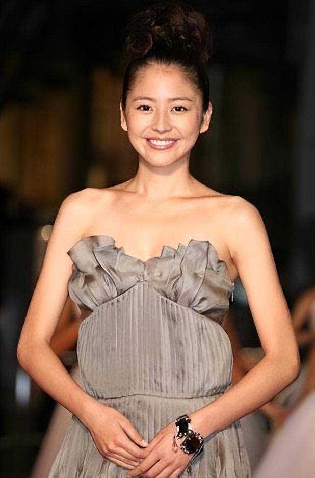 日本艺人长泽雅美作为国外很出名的美女,30岁以后为何颜值迅速滑落?