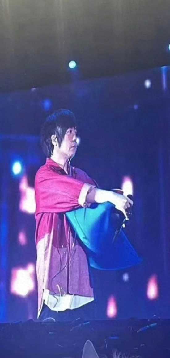 周杰伦演唱会突发意外,五月天阿信演唱会上吸氧……