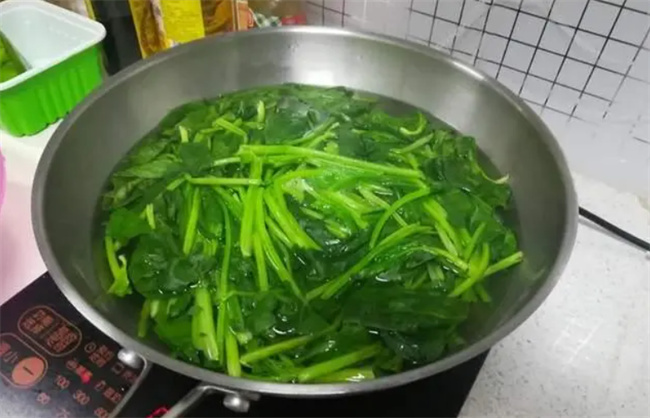 衣服泛黄洗不掉 先要了解原因 推荐几种超有效的处理方法