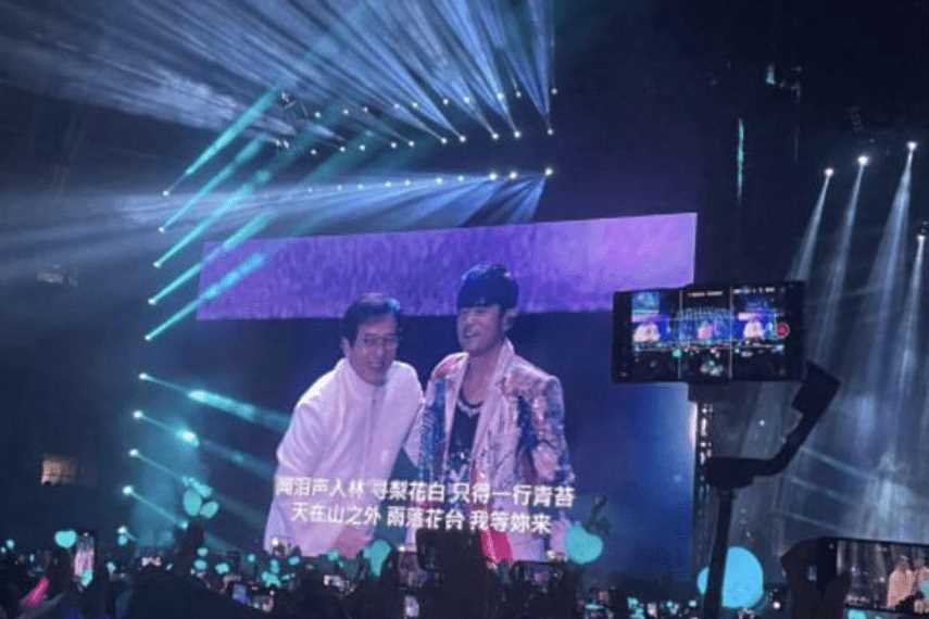 成龙现身周杰伦演唱会！