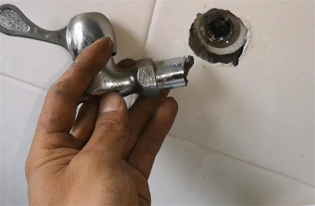 水龙头断丝卡在墙里怎么办 用各种实用小妙招 省钱还方便