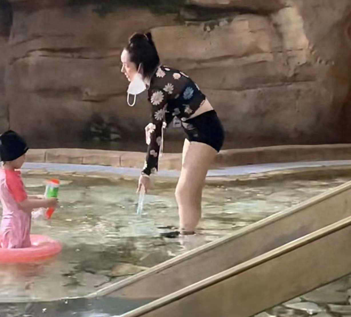 郭碧婷和老公走红毯大变样 许久未见她和向太越来越像