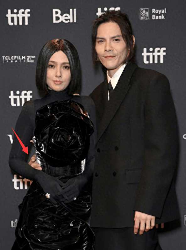 郭碧婷和老公走红毯大变样 许久未见她和向太越来越像