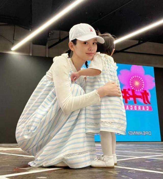 “奶爸”何猷君上线!听女儿叫爸爸秒变夹子音 遭奚梦瑶吐槽