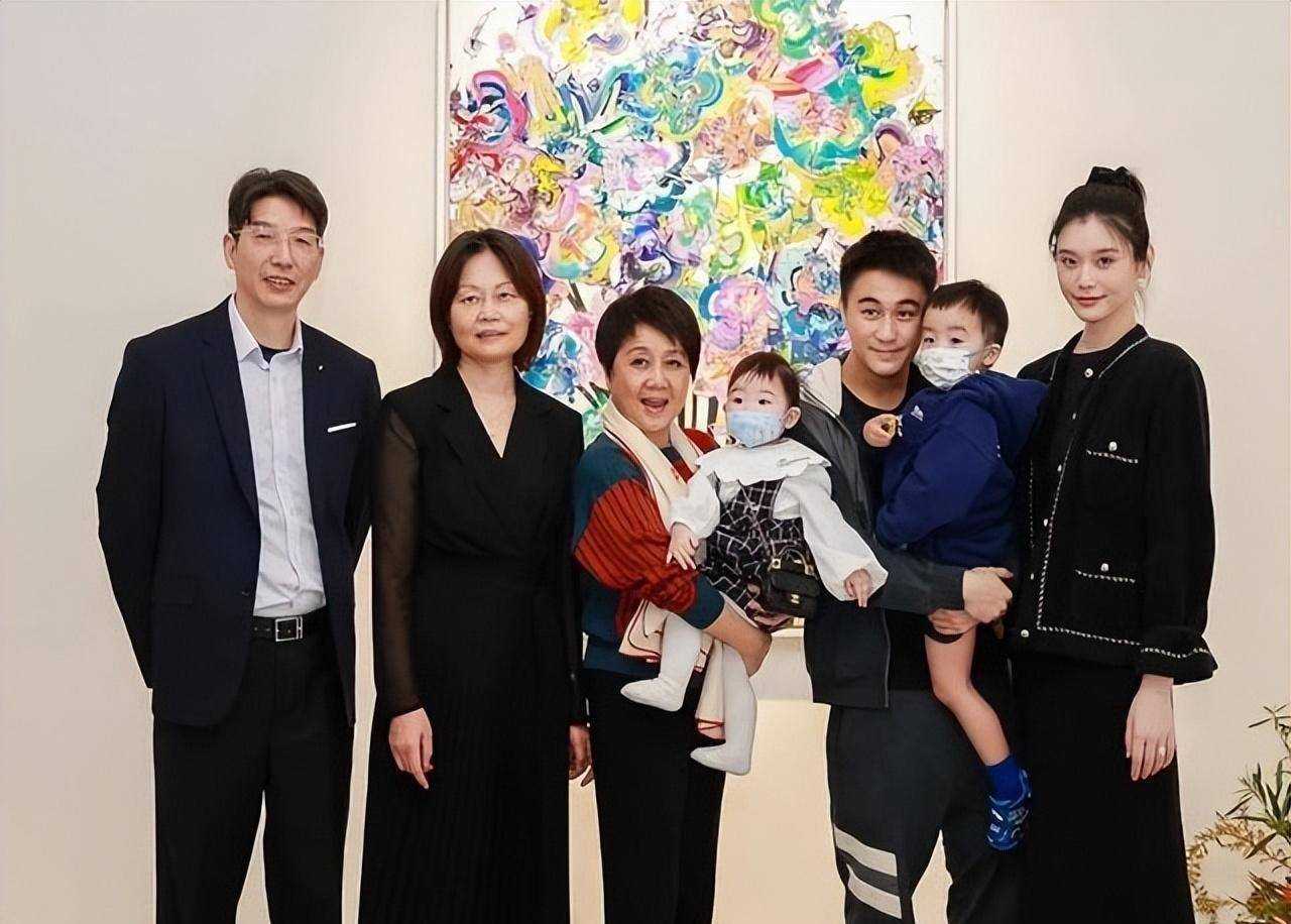 “奶爸”何猷君上线!听女儿叫爸爸秒变夹子音 遭奚梦瑶吐槽