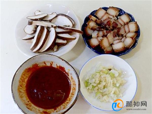 大厨教你腊肉炒年糕这样这样炒 味道太好吃了 做一盘都不够吃