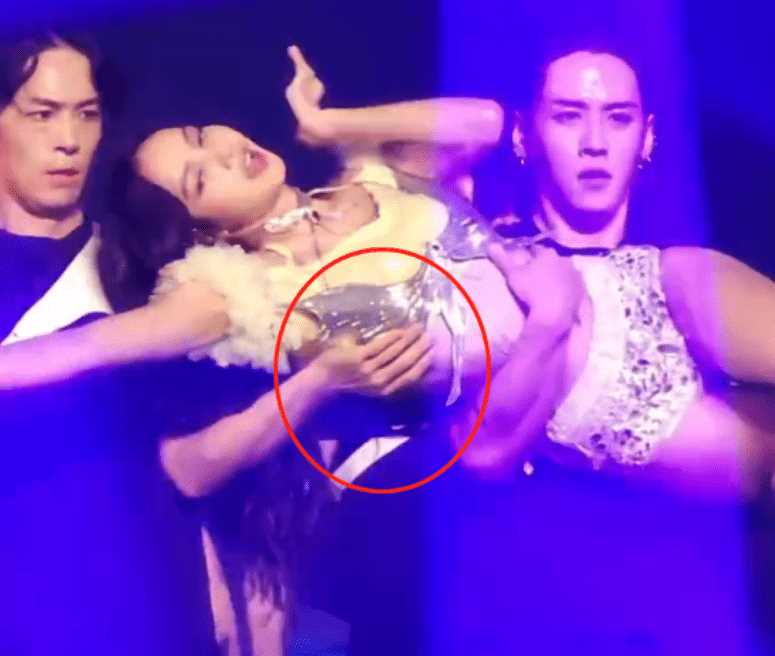 lisa演唱会现场捂嘴哭泣 喜极而泣还是情绪奔溃?