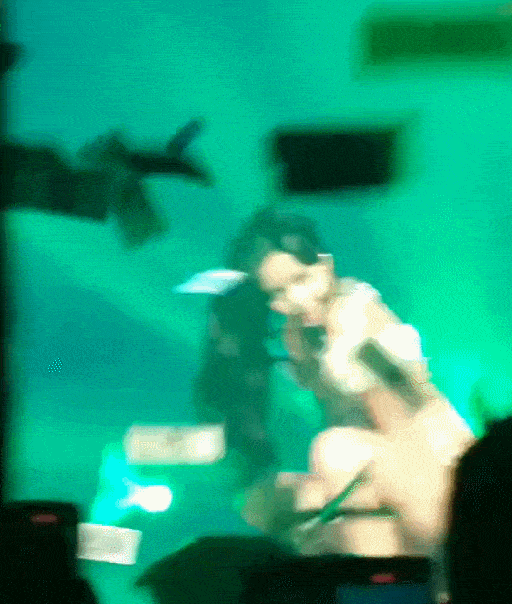 lisa演唱会现场捂嘴哭泣 喜极而泣还是情绪奔溃?