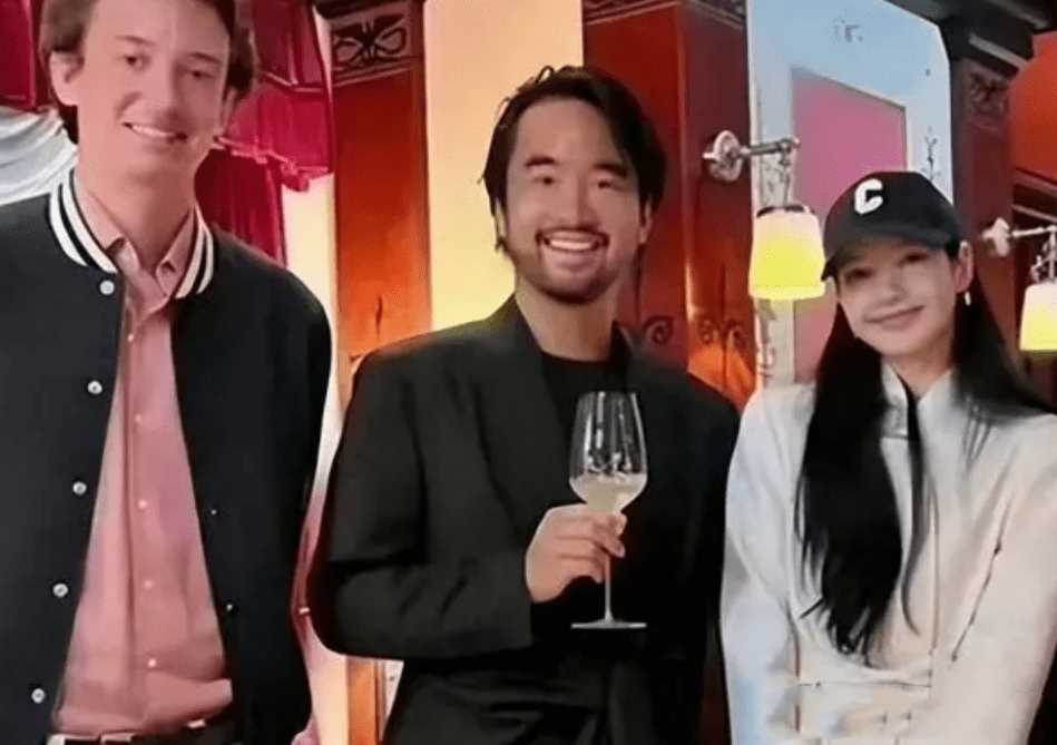 lisa演唱会现场捂嘴哭泣 喜极而泣还是情绪奔溃?