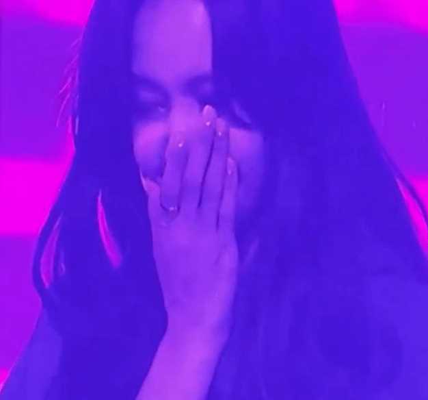 lisa演唱会现场捂嘴哭泣 喜极而泣还是情绪奔溃?