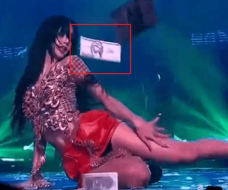 lisa演唱会现场捂嘴哭泣 喜极而泣还是情绪奔溃?