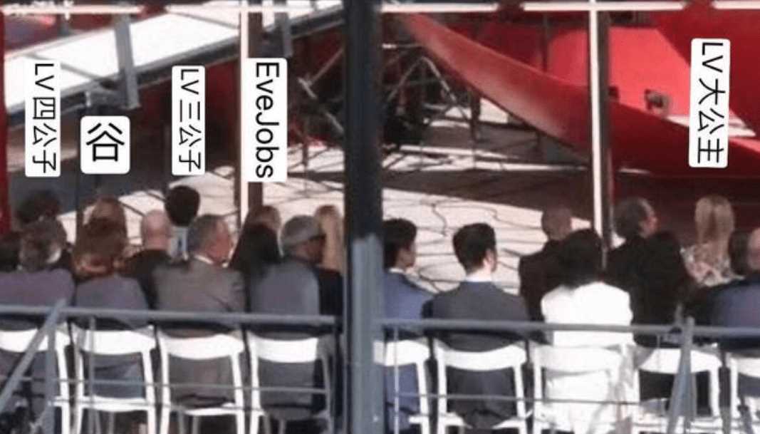 lisa演唱会现场捂嘴哭泣 喜极而泣还是情绪奔溃?