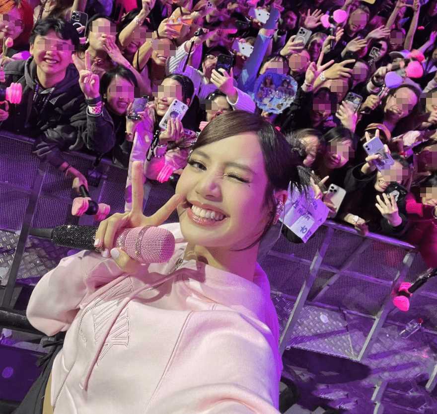 lisa演唱会现场捂嘴哭泣 喜极而泣还是情绪奔溃?