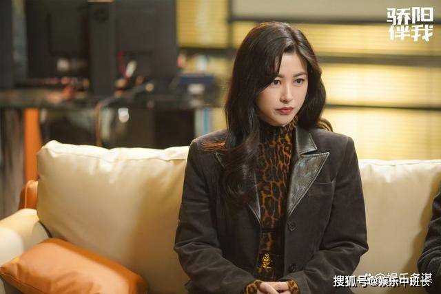 《骄阳伴我》盛阳求婚简冰却遭盛父反对 盛阳怒甩银行卡:里边有200万
