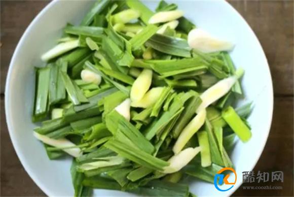 蒜苗炒肉的正确做法 教你一个技巧 炒出来的肉不干不硬口感滑嫩