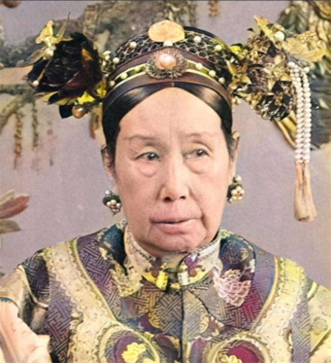 慈禧贴身宫女趁乱私藏一个枕头 64年后打开 竟然都是宝贝