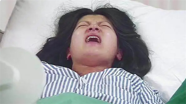女孩刚进产房宝宝头已露出 生下孩子后 医生骂她无知