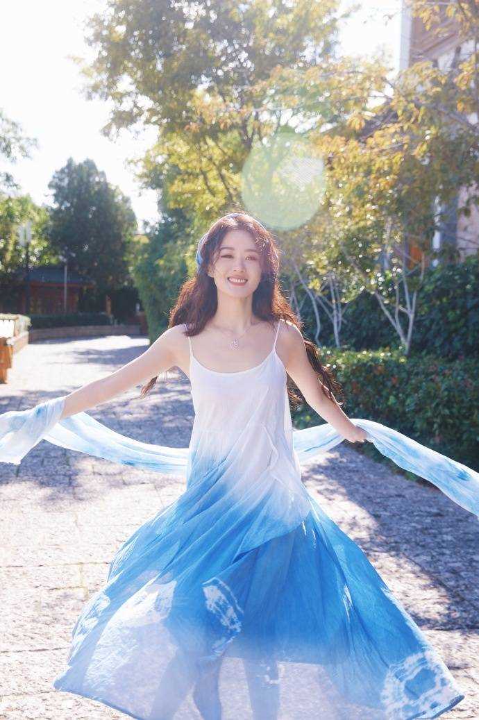 美炸了!赵丽颖36岁生日 工作室晒其身穿手工制作扎染裙子超美写真