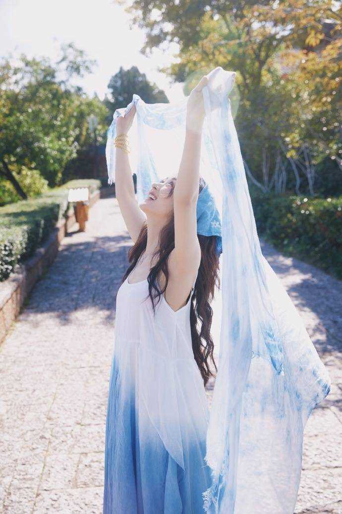 美炸了!赵丽颖36岁生日 工作室晒其身穿手工制作扎染裙子超美写真