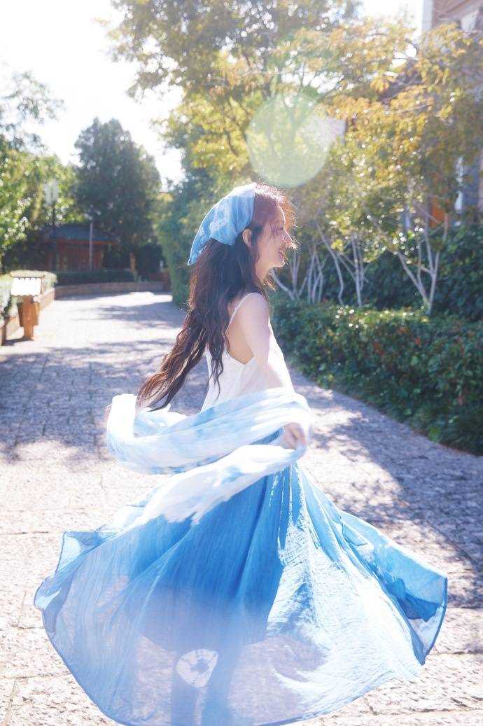 美炸了!赵丽颖36岁生日 工作室晒其身穿手工制作扎染裙子超美写真