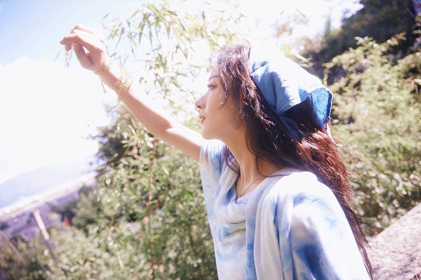 美炸了!赵丽颖36岁生日 工作室晒其身穿手工制作扎染裙子超美写真