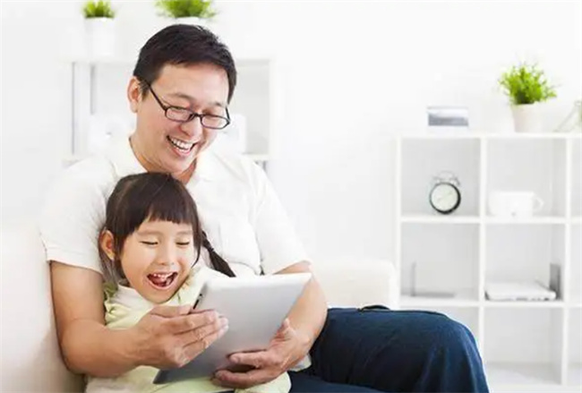孩子还在沉迷于电子产品 试试这样做 让孩子的生活更健康