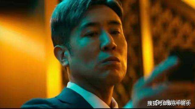 《坚如磐石》金江首富的隐秘生活 黎志田为什么用房卡躲避杀手?