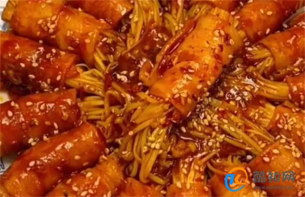 色泽红亮的“金针菇培根卷”汤汁浓郁 简单易做出锅必光