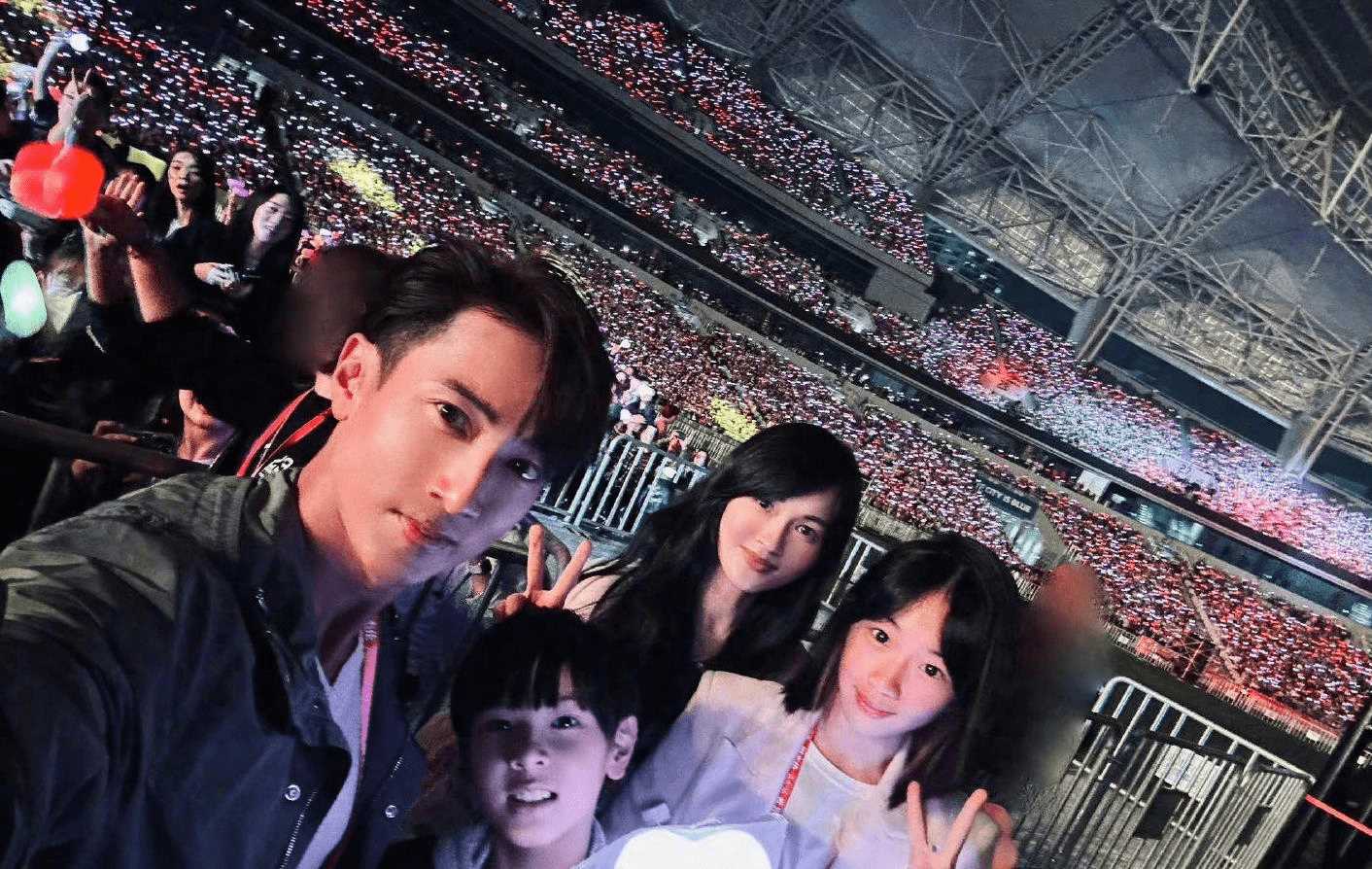 吴尊全家捧场周杰伦演唱会 这都是谁的青春和谁的青春同框了