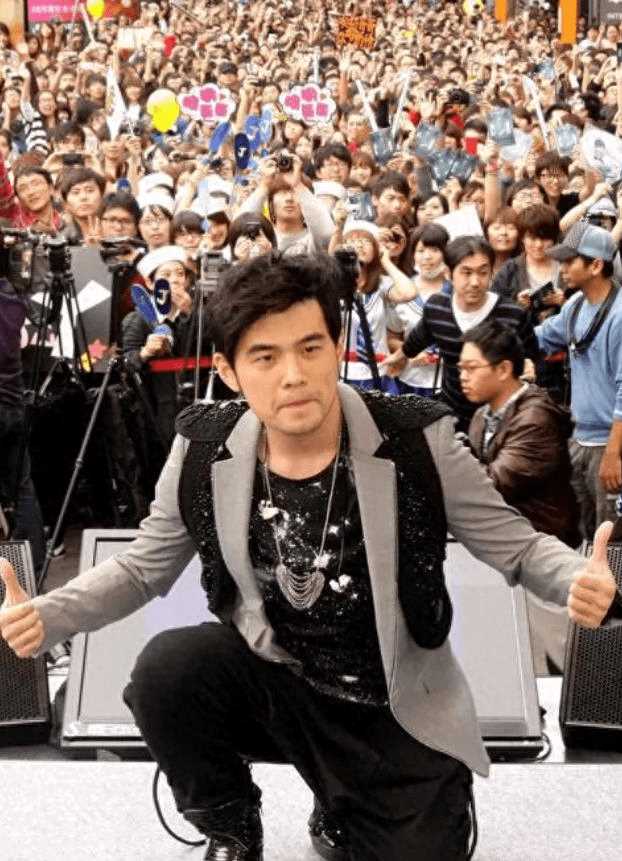 吴尊全家捧场周杰伦演唱会 这都是谁的青春和谁的青春同框了