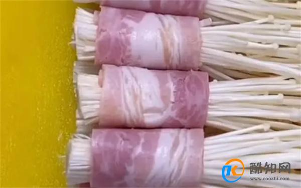 色泽红亮的“金针菇培根卷”汤汁浓郁 简单易做出锅必光