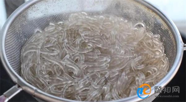红薯粉丝要泡多久才能煮 红薯粉用开水泡还是冷水泡好_酷知科普