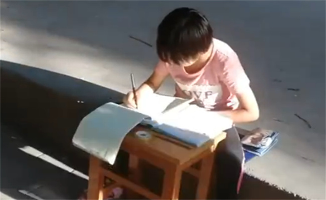 你小时候作业都是在哪写的