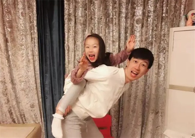 爸爸不要只是对孩子默默付出 父爱要表达 更要付出行动