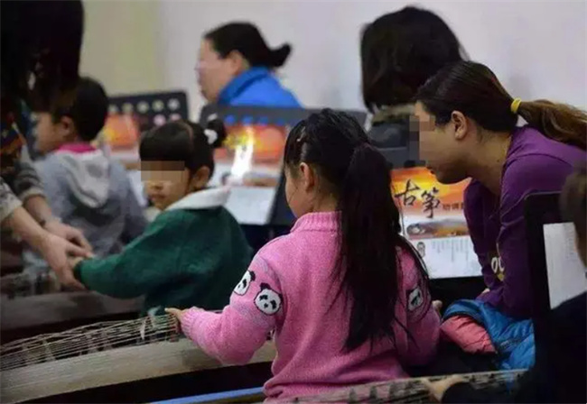 工资全给兴趣班 孩子却没别人的优秀 那是因为方法用错了