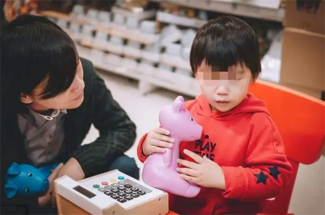 打压孩子的父母 不是好父母 别让你的“刀子嘴”毁了孩子